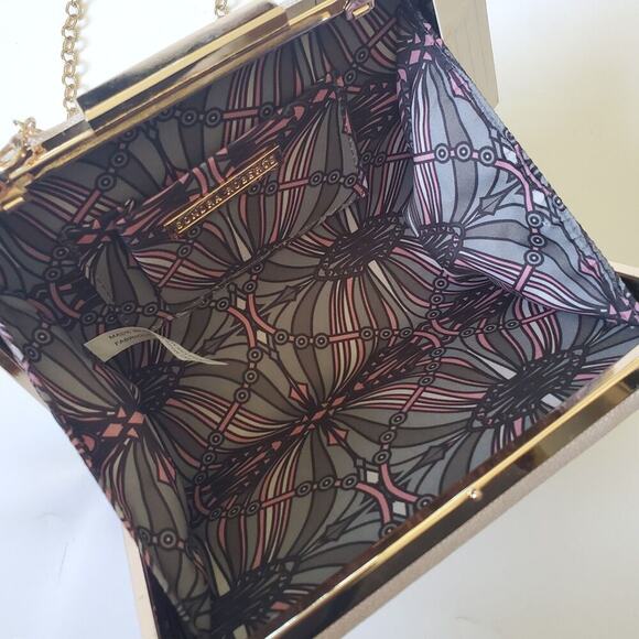 Sondra Roberts Hard Shell Clutch Purse 3D Flowers Chain Strap Clasp Closure NEW - Picture 6 of 16